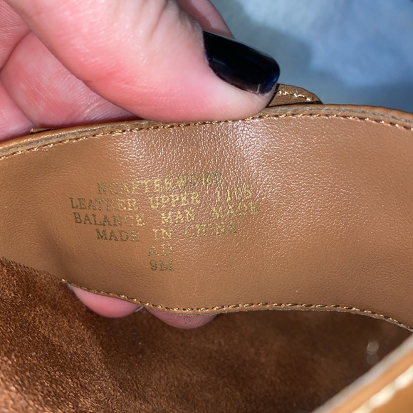 Womens size 9 tan leather thong low heeled sandals with buckle on the side. - Picture 9 of 9